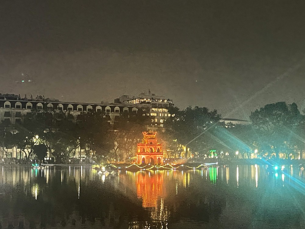 Giáng sinh 2025: Hà Nội rộn ràng trong ánh sáng và sự ấm áp - Ảnh 1.