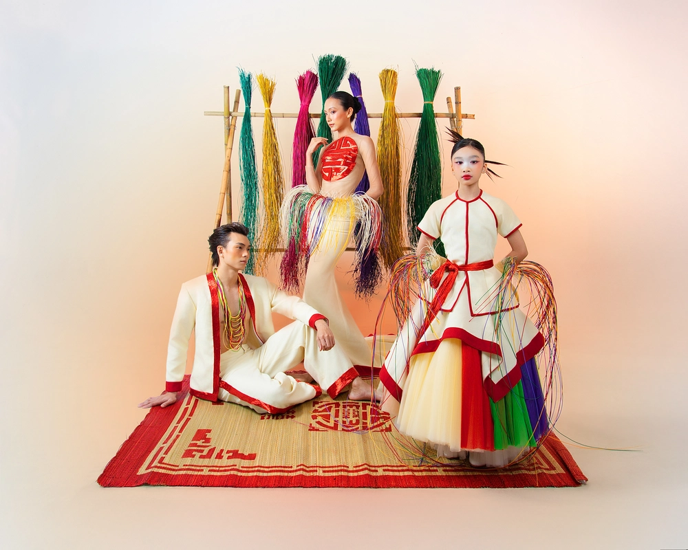 NTK Bùi Hoàng Ân mang hơi thở làng chiếu Định Yên vào BST mới - Ảnh 2.