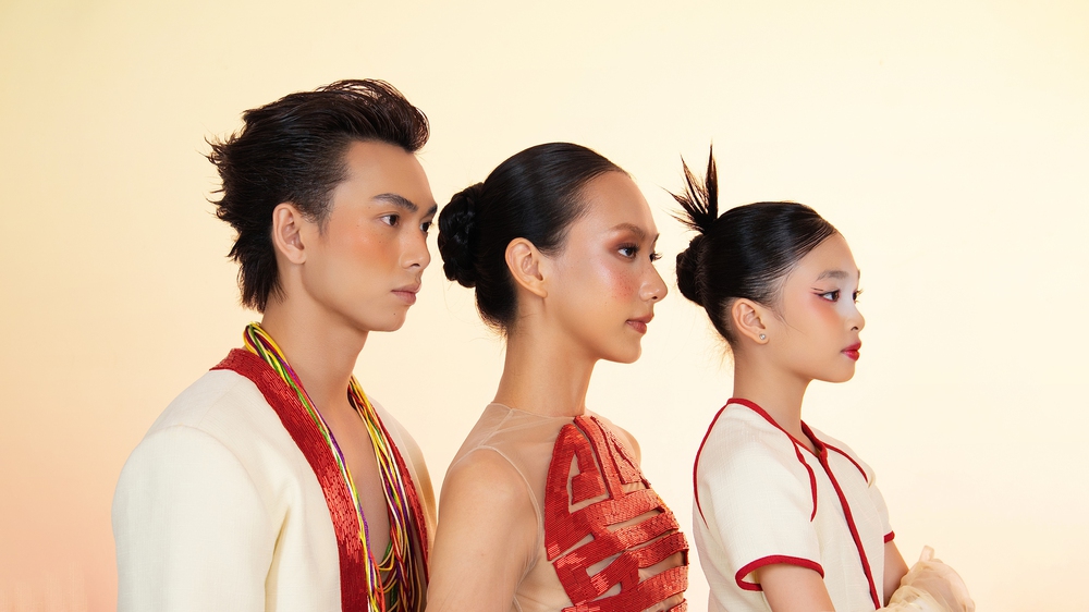 NTK Bùi Hoàng Ân mang hơi thở làng chiếu Định Yên vào BST mới - Ảnh 1.