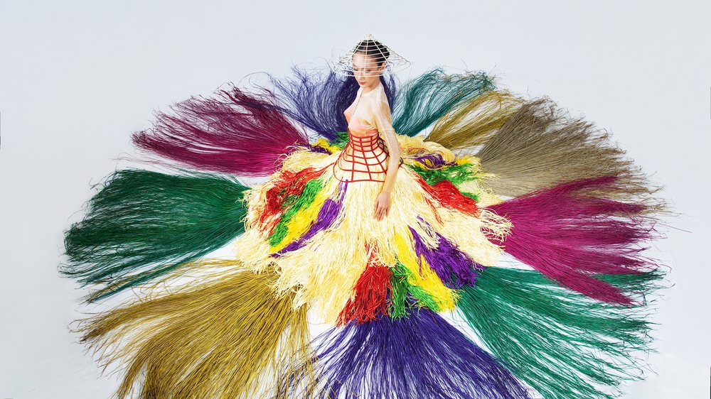 NTK Bùi Hoàng Ân mang hơi thở làng chiếu Định Yên vào BST mới - Ảnh 3.