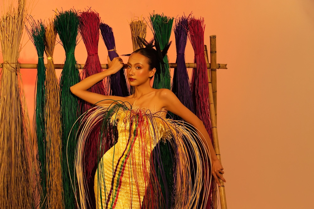 NTK Bùi Hoàng Ân mang hơi thở làng chiếu Định Yên vào BST mới - Ảnh 4.