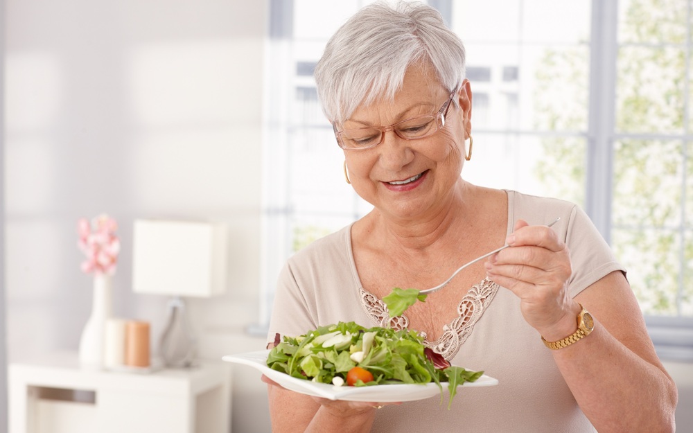 Thói quen làm tăng nguy cơ bị đục thủy tinh thể mà có thể bạn đã bỏ qua - Ảnh 1.