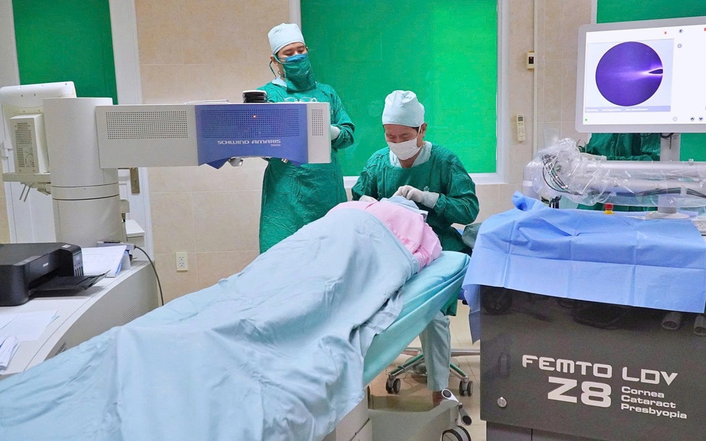 Thói quen làm tăng nguy cơ bị đục thủy tinh thể mà có thể bạn đã bỏ qua - Ảnh 2.