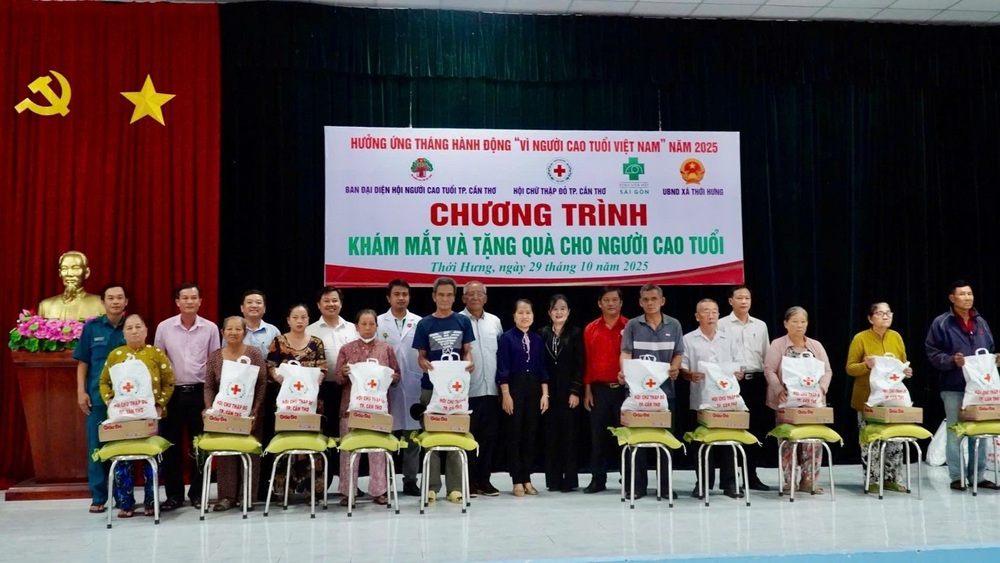 Bệnh viện Mắt Sài Gòn Cần Thơ tiếp nối hành trình vì mắt sáng cộng đồng - Ảnh 1.