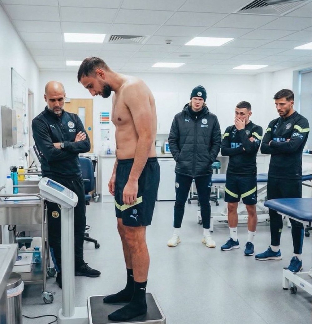Hình ảnh Pep Guardiola đích thân giám sát cân nặng của cầu thủ Man City gây sốt - Ảnh 1.
