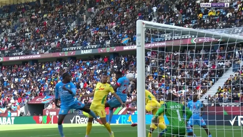 'Độc lạ' AFCON: Trọng tài ra quyết định sai lầm vì sự cố VAR - Ảnh 1.