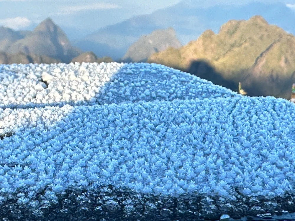  Băng phủ trắng đỉnh Fansipan (Lào Cai) - Ảnh 4.