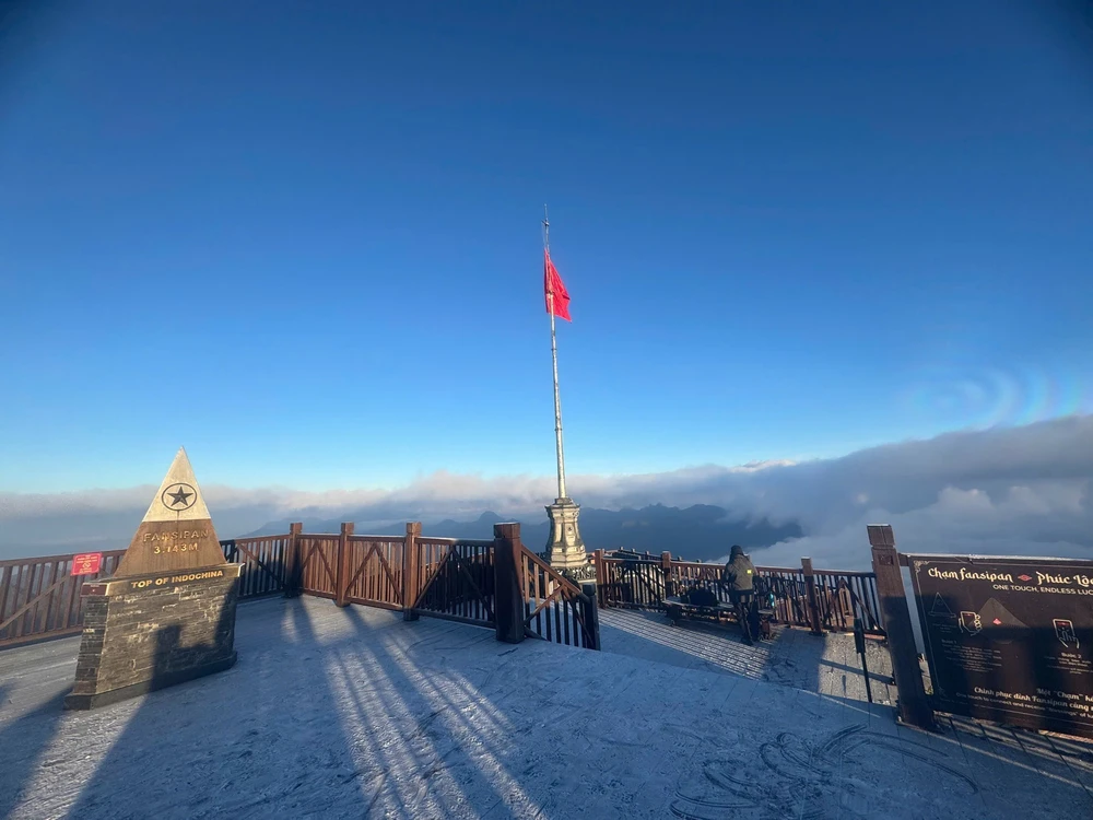  Băng phủ trắng đỉnh Fansipan (Lào Cai) - Ảnh 2.
