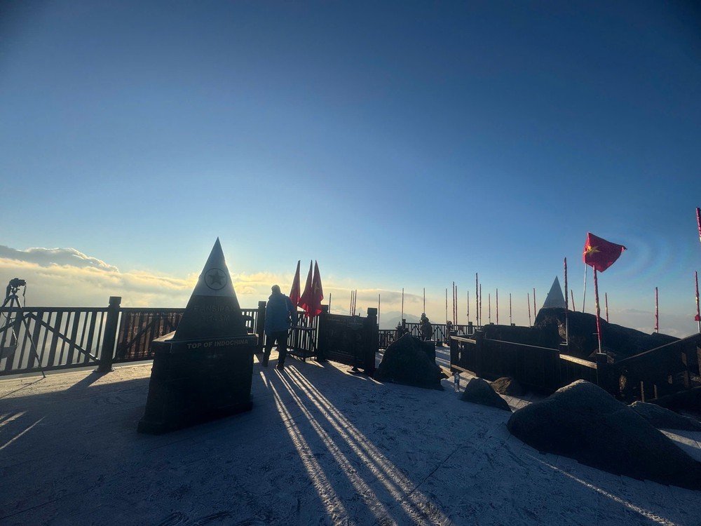  Băng phủ trắng đỉnh Fansipan (Lào Cai) - Ảnh 3.