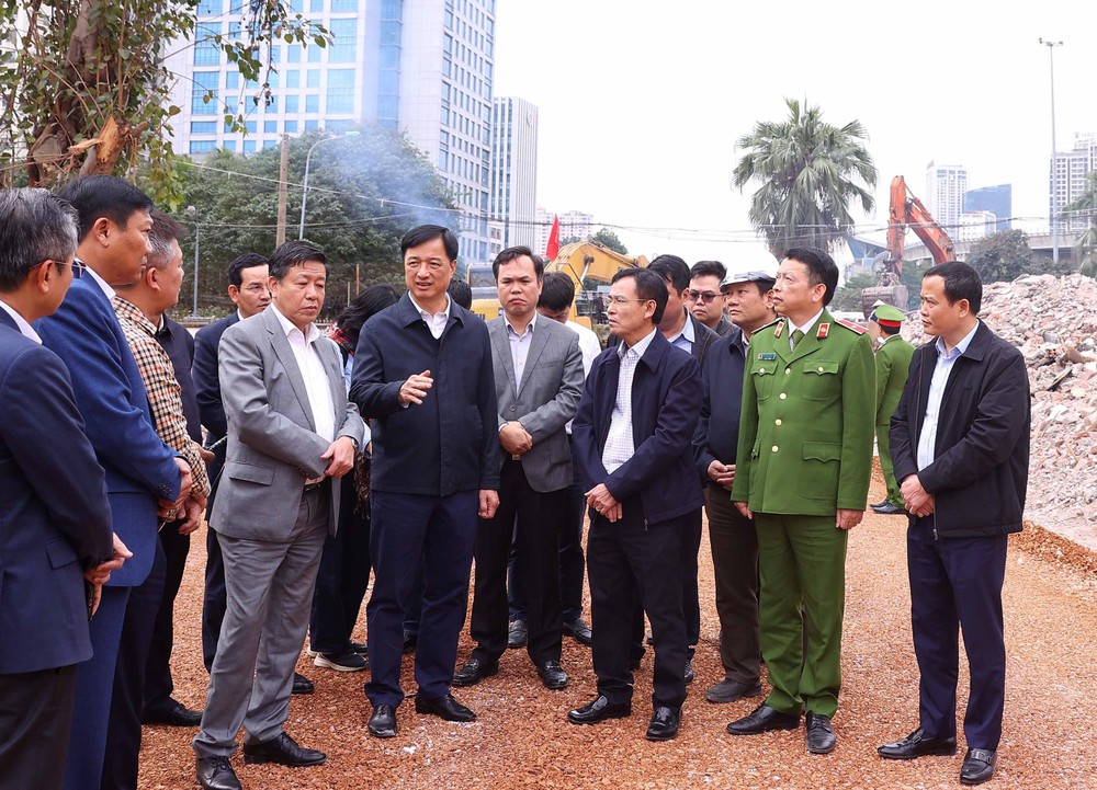 Bí thư Thành uỷ Hà Nội kiểm tra công tác giải phóng mặt bằng một số dự án trọng điểm - Ảnh 1.