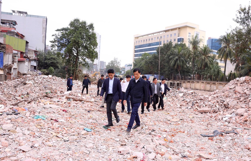 Bí thư Thành uỷ Hà Nội kiểm tra công tác giải phóng mặt bằng một số dự án trọng điểm - Ảnh 4.
