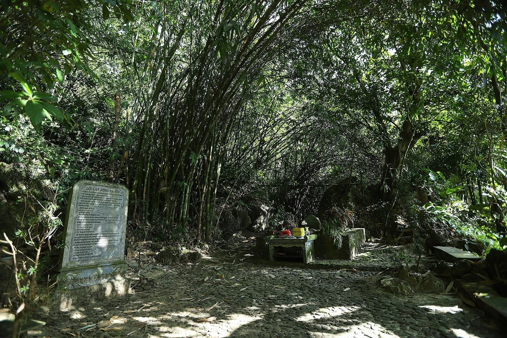 "Đồi thông hai mộ" – Biểu tượng tình yêu của không gian văn hóa Mường - Ảnh 3.