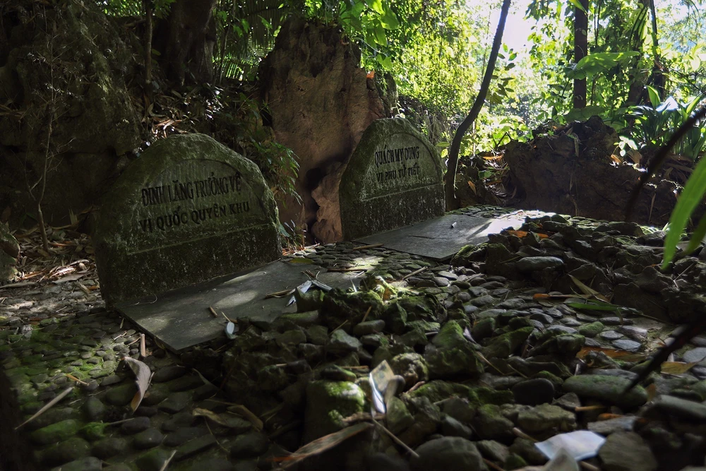 "Đồi thông hai mộ" – Biểu tượng tình yêu của không gian văn hóa Mường - Ảnh 2.