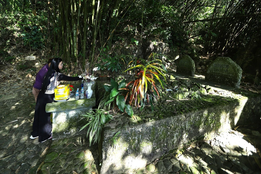 "Đồi thông hai mộ" – Biểu tượng tình yêu của không gian văn hóa Mường - Ảnh 6.