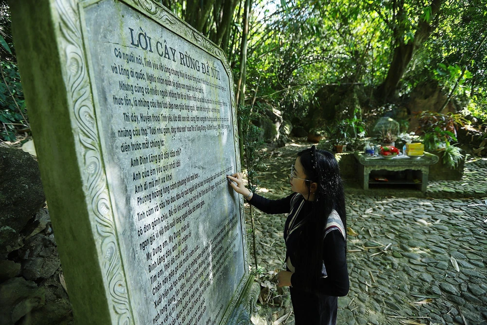 "Đồi thông hai mộ" – Biểu tượng tình yêu của không gian văn hóa Mường - Ảnh 5.