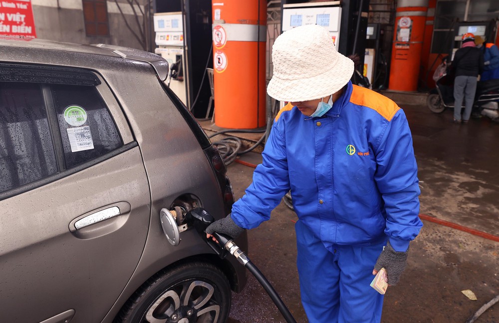 Giá xăng dầu tiếp tục giảm từ 15h hôm nay (25/12) - Ảnh 1.