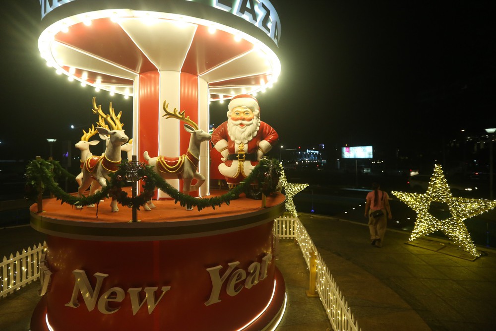 Rộn ràng không khí đón Giáng sinh trên khắp thế giới - Ảnh 8.