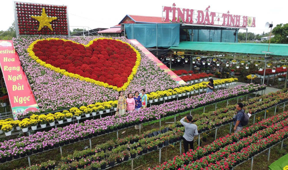 "Trái tim" khổng lồ làm từ 1.600 chậu hoa tươi ở Làng hoa Sa Đéc (Đồng Tháp) - Ảnh 4.