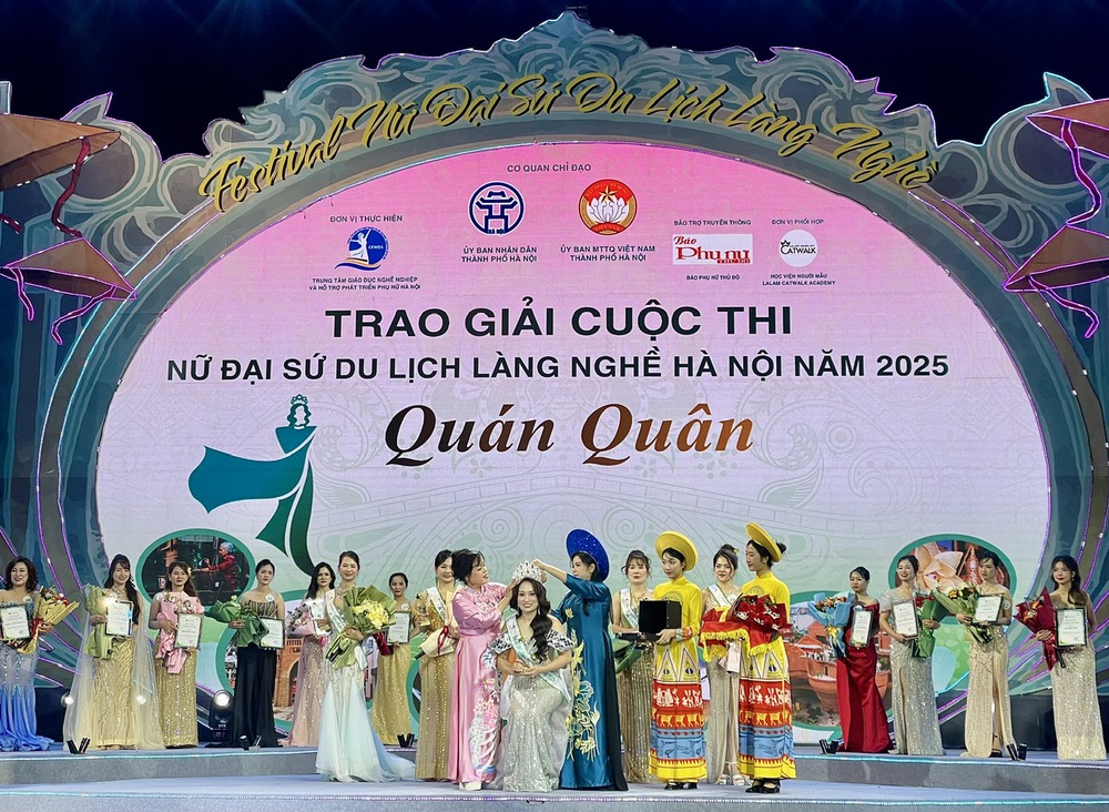 Festival Nữ đại sứ du lịch làng nghề Hà Nội 2025: Vẻ đẹp phụ nữ Hà thành hòa quyện cùng tinh hoa di sản - Ảnh 8.