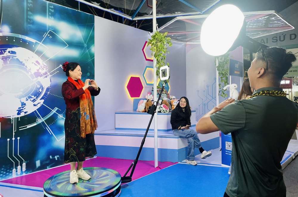 Festival Nữ đại sứ du lịch làng nghề Hà Nội 2025: Vẻ đẹp phụ nữ Hà thành hòa quyện cùng tinh hoa di sản - Ảnh 6.