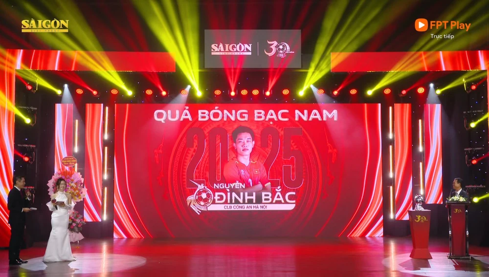 Tin nóng bóng đá Việt Nam hôm nay 27/12: U23 Việt Nam loại một cầu thủ vào ngày 30/12; Hoàng Đức khen Đình Bắc sau khi nhận Quả bóng vàng - Ảnh 3.