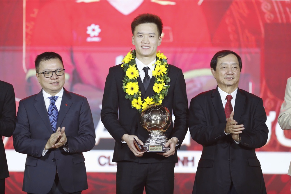 Tin nóng bóng đá Việt Nam hôm nay 27/12: U23 Việt Nam loại một cầu thủ vào ngày 30/12; Hoàng Đức khen Đình Bắc sau khi nhận Quả bóng vàng - Ảnh 2.