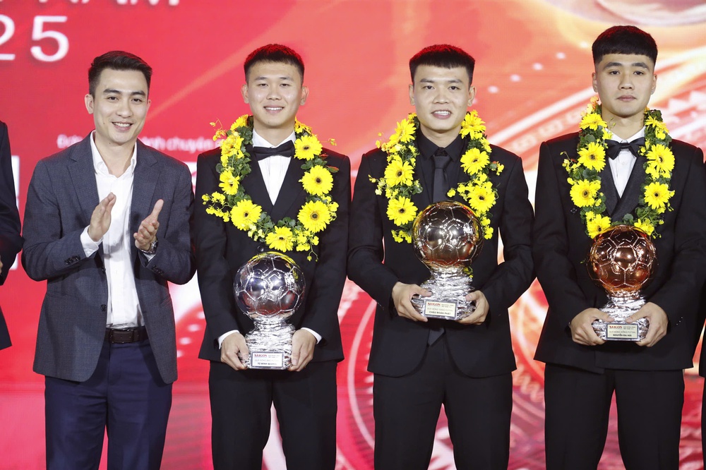 Loạt tranh cãi ở Gala Quả bóng vàng Việt Nam 2025  - Ảnh 4.