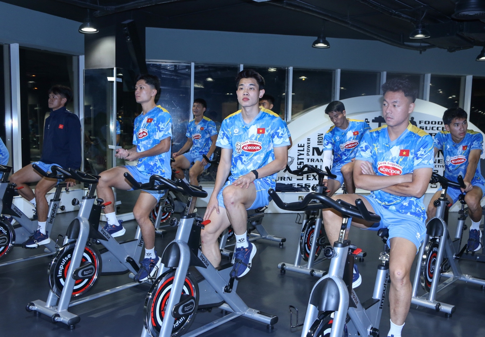 Tin nóng bóng đá Việt Nam hôm nay 27/12: U23 Việt Nam loại một cầu thủ vào ngày 30/12; Hoàng Đức khen Đình Bắc sau khi nhận Quả bóng vàng - Ảnh 1.