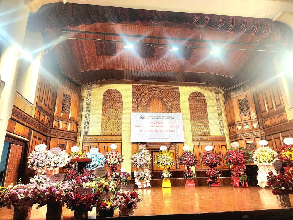 Ca sĩ Tân Nhàn nhận quyết định bổ nhiệm chức danh Phó Giáo sư - Ảnh 2.