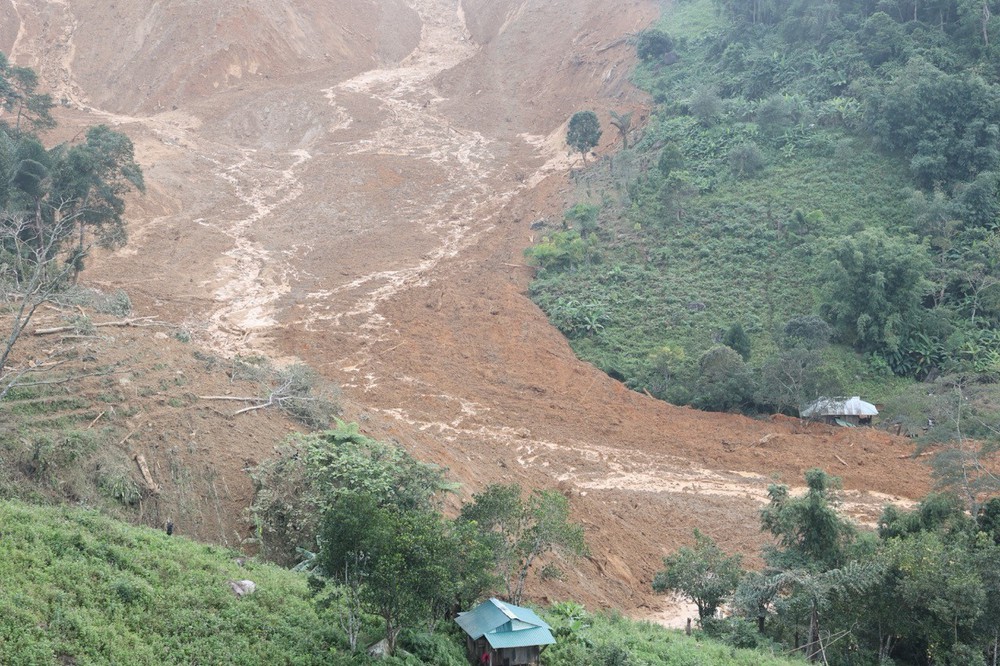 Đề phòng lốc sét, lũ quét, sạt lở đất ở khu vực Trung Bộ và Tây Nguyên - Ảnh 1.
