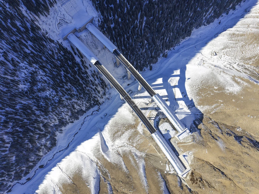 Chính thức thông xe đường hầm cao tốc dài nhất thế giới - Ảnh 5.