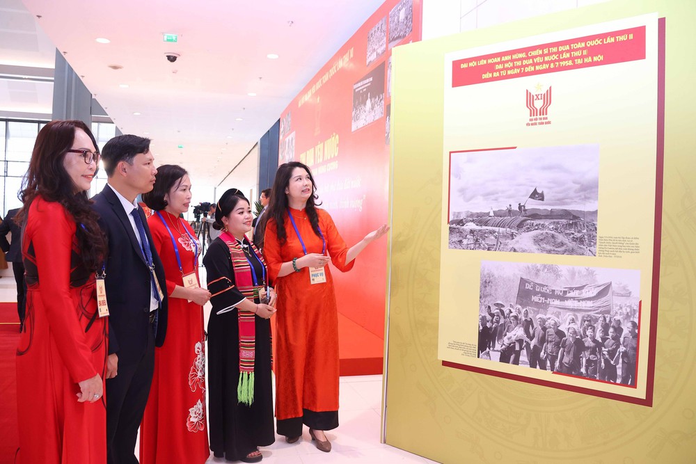 Đại biểu dự Đại hội Thi đua yêu nước toàn quốc lần thứ XI tham quan Trưng bày ảnh của TTXVN - Ảnh 5.