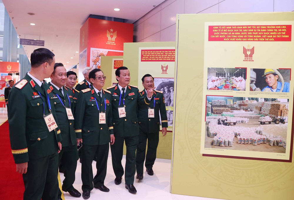 Đại biểu dự Đại hội Thi đua yêu nước toàn quốc lần thứ XI tham quan Trưng bày ảnh của TTXVN - Ảnh 13.