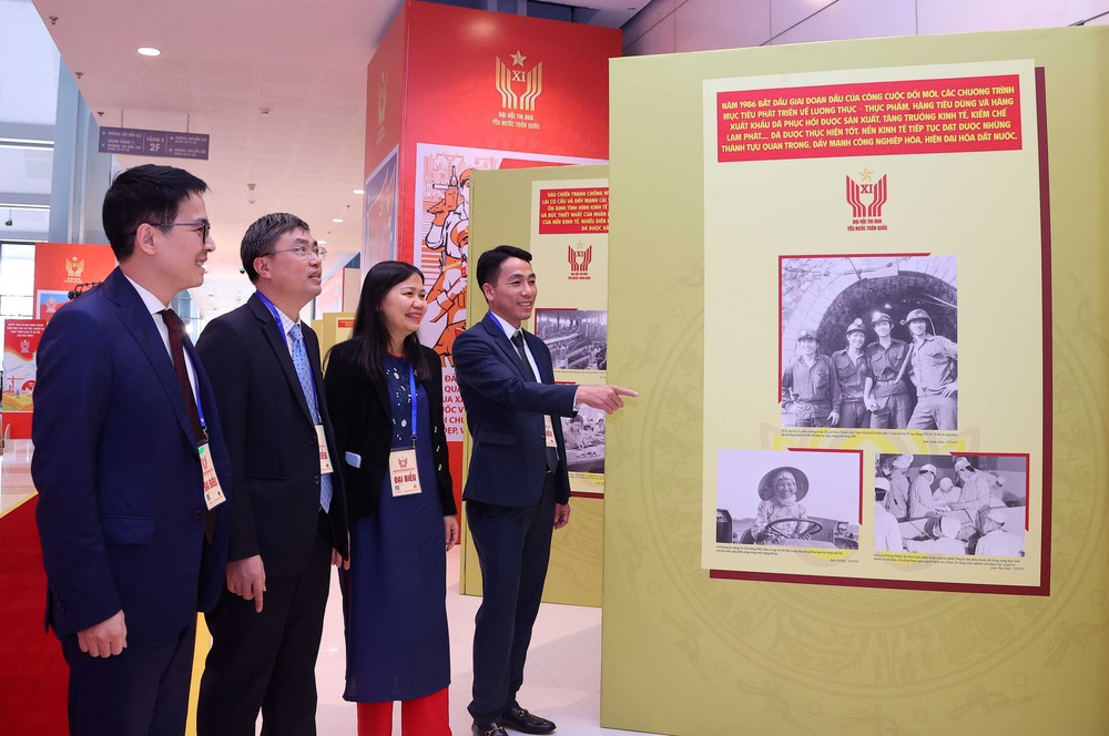 Đoàn đại biểu dự Đại hội Thi đua yêu nước toàn quốc vào Lăng viếng Chủ tịch Hồ Chí Minh - Ảnh 6.