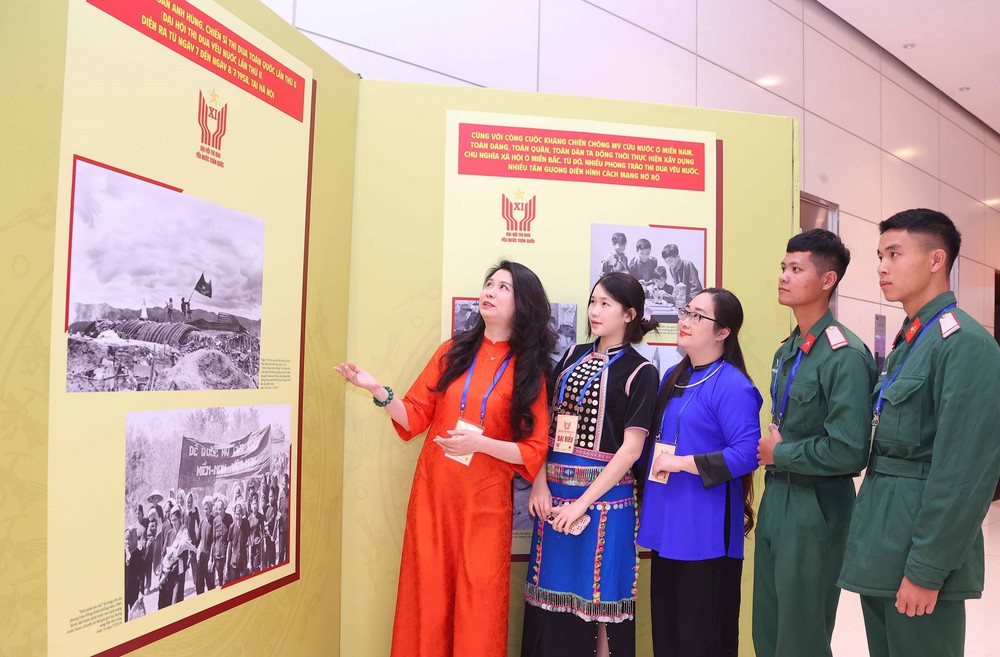 Đại biểu dự Đại hội Thi đua yêu nước toàn quốc lần thứ XI tham quan Trưng bày ảnh của TTXVN - Ảnh 8.