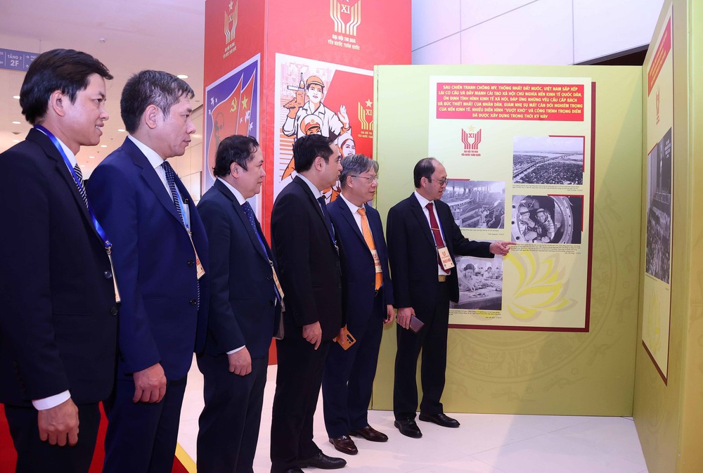 Đại biểu dự Đại hội Thi đua yêu nước toàn quốc lần thứ XI tham quan Trưng bày ảnh của TTXVN - Ảnh 14.