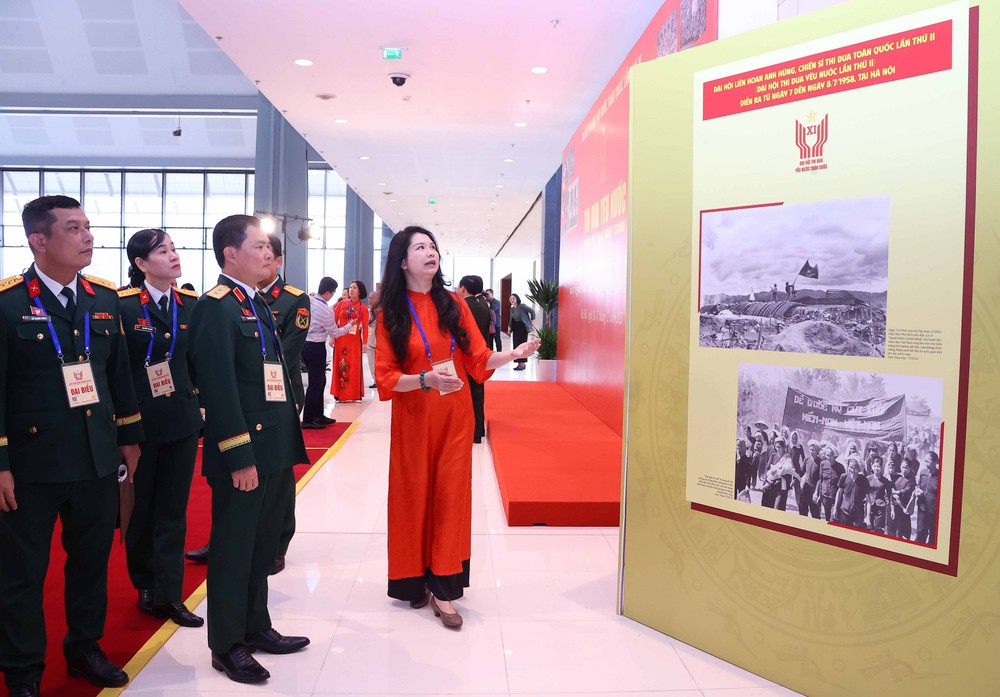 Đại biểu dự Đại hội Thi đua yêu nước toàn quốc lần thứ XI tham quan Trưng bày ảnh của TTXVN - Ảnh 9.