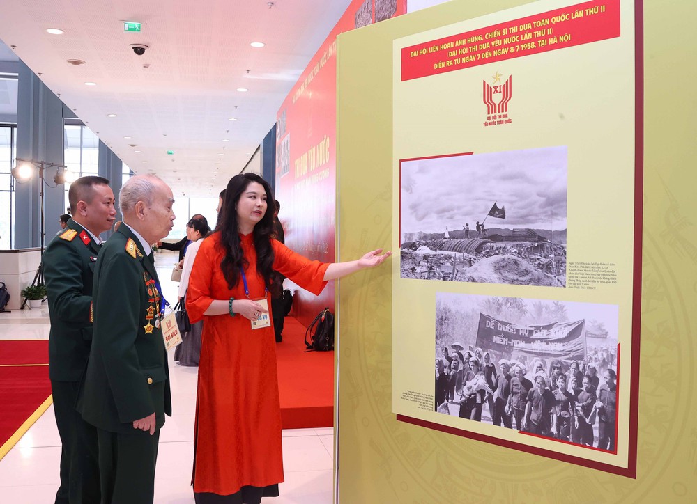 Đại biểu dự Đại hội Thi đua yêu nước toàn quốc lần thứ XI tham quan Trưng bày ảnh của TTXVN - Ảnh 10.