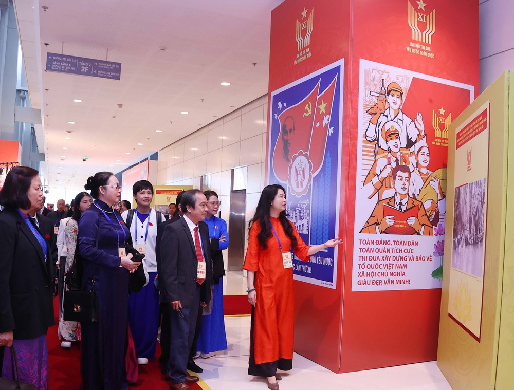 Đại biểu dự Đại hội Thi đua yêu nước toàn quốc lần thứ XI tham quan Trưng bày ảnh của TTXVN - Ảnh 6.