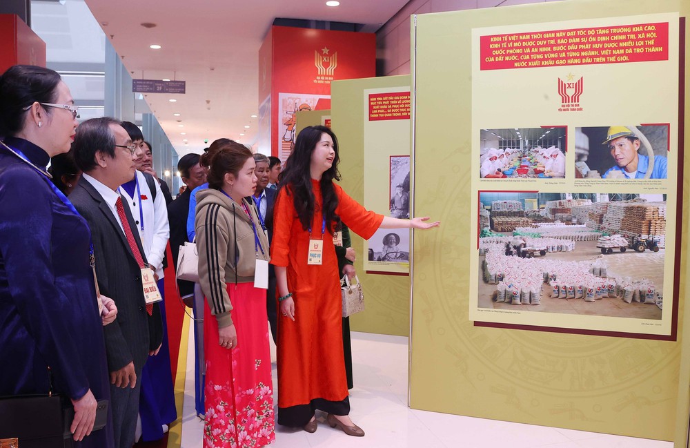 Đại biểu dự Đại hội Thi đua yêu nước toàn quốc lần thứ XI tham quan Trưng bày ảnh của TTXVN - Ảnh 11.