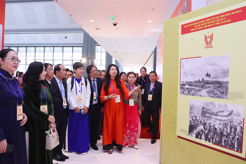 Đại biểu dự Đại hội Thi đua yêu nước toàn quốc lần thứ XI tham quan Trưng bày ảnh của TTXVN - Ảnh 7.