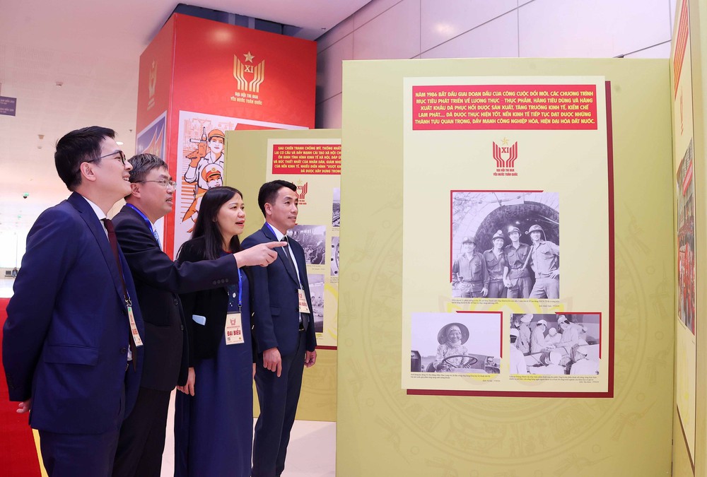 Đại biểu dự Đại hội Thi đua yêu nước toàn quốc lần thứ XI tham quan Trưng bày ảnh của TTXVN - Ảnh 12.