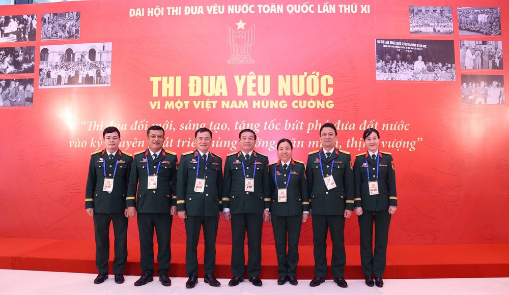 Đại biểu dự Đại hội Thi đua yêu nước toàn quốc lần thứ XI tham quan Trưng bày ảnh của TTXVN - Ảnh 1.
