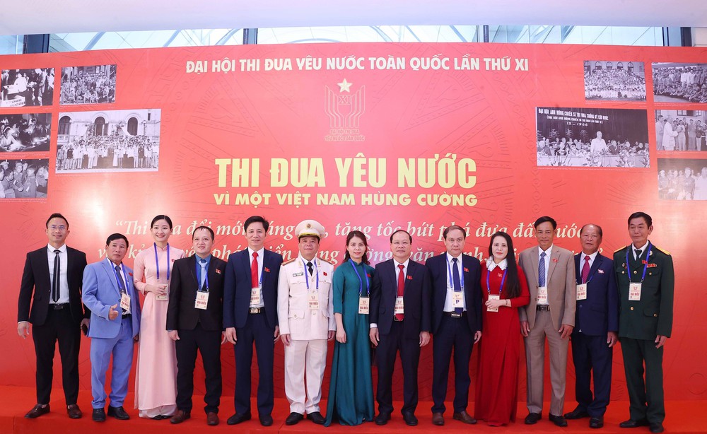 Đại biểu dự Đại hội Thi đua yêu nước toàn quốc lần thứ XI tham quan Trưng bày ảnh của TTXVN - Ảnh 3.