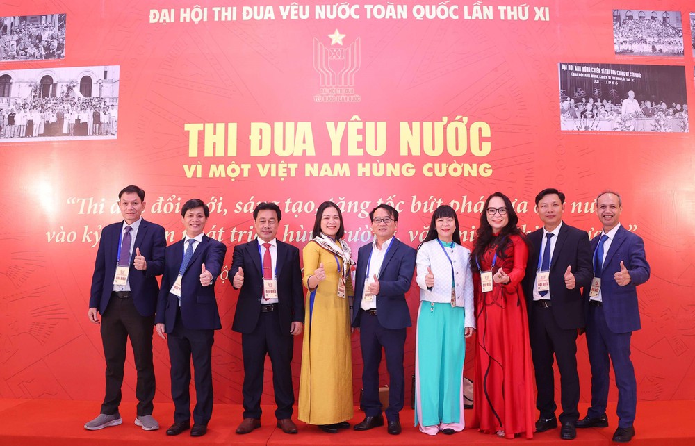 Đại biểu dự Đại hội Thi đua yêu nước toàn quốc lần thứ XI tham quan Trưng bày ảnh của TTXVN - Ảnh 2.