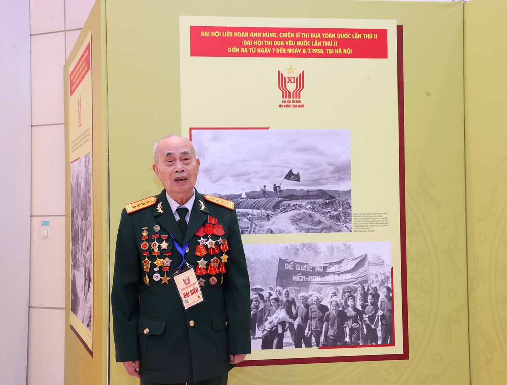 Đại biểu dự Đại hội Thi đua yêu nước toàn quốc lần thứ XI tham quan Trưng bày ảnh của TTXVN - Ảnh 4.