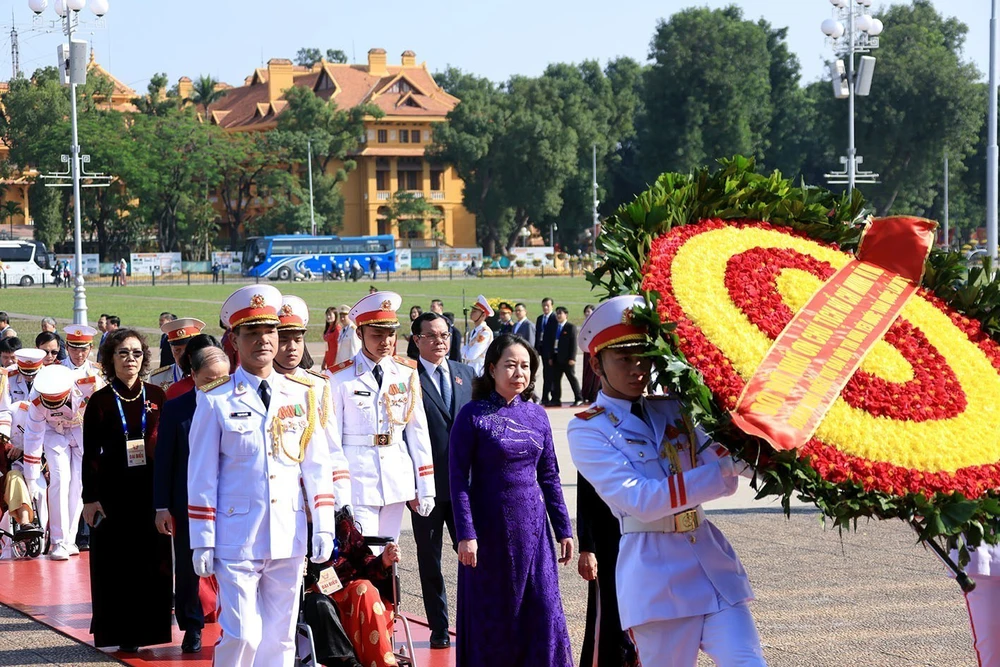 Đoàn đại biểu dự Đại hội Thi đua yêu nước toàn quốc vào Lăng viếng Chủ tịch Hồ Chí Minh - Ảnh 1.