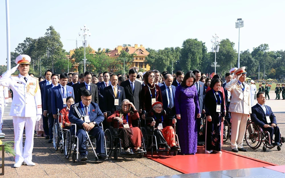 Đoàn đại biểu dự Đại hội Thi đua yêu nước toàn quốc vào Lăng viếng Chủ tịch Hồ Chí Minh - Ảnh 2.