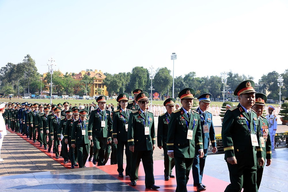 Đoàn đại biểu dự Đại hội Thi đua yêu nước toàn quốc vào Lăng viếng Chủ tịch Hồ Chí Minh - Ảnh 3.