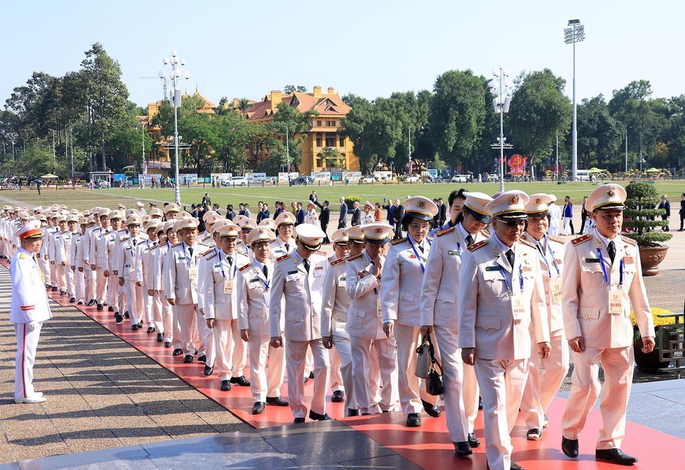 Đoàn đại biểu dự Đại hội Thi đua yêu nước toàn quốc vào Lăng viếng Chủ tịch Hồ Chí Minh - Ảnh 4.